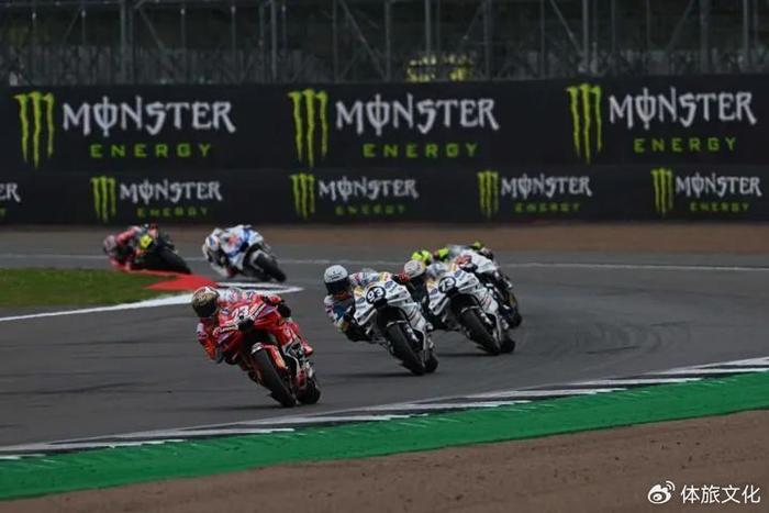 叙事(2023年香港最新资料)MotoGP 英国站：巴斯蒂亚尼尼后程发力夺冠，巴尼亚亚获季军