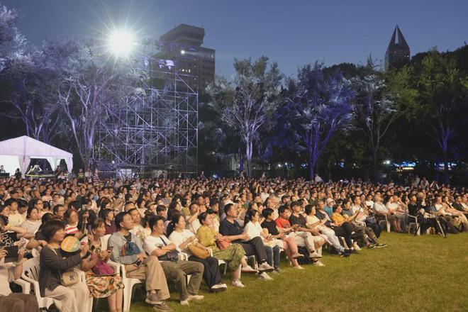 理论探讨(新澳澳门免费资料网址是什么)小口琴释放大魅力！夏夜草坪上感受“海风吹来”