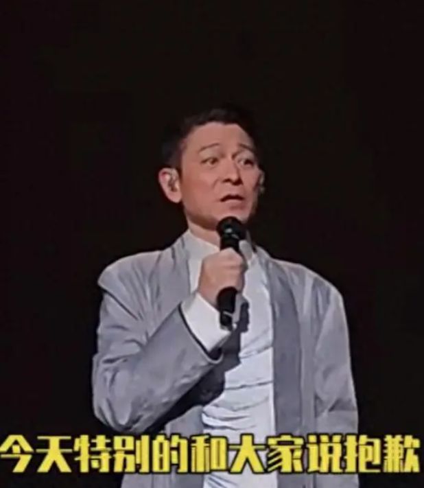 赏析(今晚澳门必中一肖一码适囗务目)刘德华演唱会惊险滑跪，12 岁女儿公开露面，一家三口齐聚场面温馨