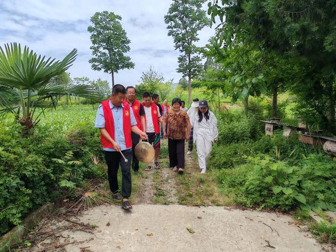 村民防汛：割草、拉电灯泡、巡逻排查，24 小时守护堤坝