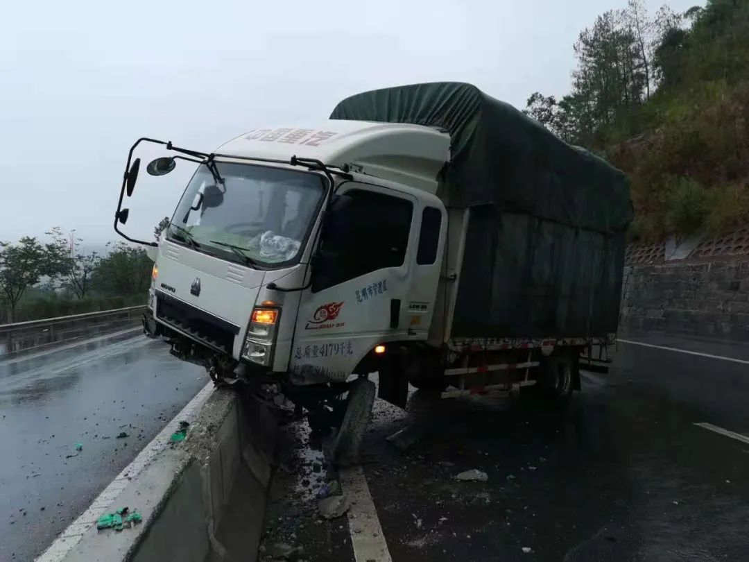 2023澳门彩今晚开特马,雨季自驾游需谨慎！一天接到两三起救援，车辆被困高原易生次生危险  第3张